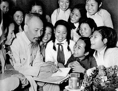 Đại biểu HS Trường tiểu học Trưng Vương (Hà Nội) đến chúc thọ Chủ tịch Hồ Chí Minh (Tháng 5 năm 1956)