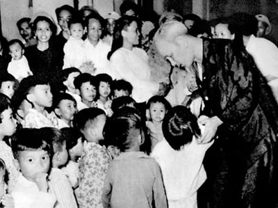 Bác Hồ tới thăm các cháu thiếu nhi Miền Nam tập kết ra Bắc ở Thanh Hoá (1957)