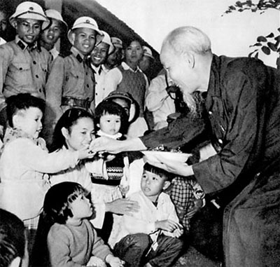 Bác Hồ thăm trường Mẫu giáo tỉnh Thanh Hoá (ngày 10 tháng 12 năm 1961)
