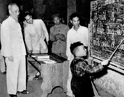 Bác Hồ với lớp học vở lòng phố Hàng Than - Hà Nội (1958)