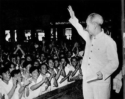 Bác Hồ thăm đại biểu Giáo viên toàn Miền Bắc năm 1958