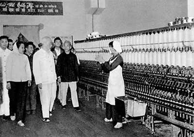 Chủ tịch Hồ Chí Minh thăm nhà máy Dệt 8-3 năm 1965