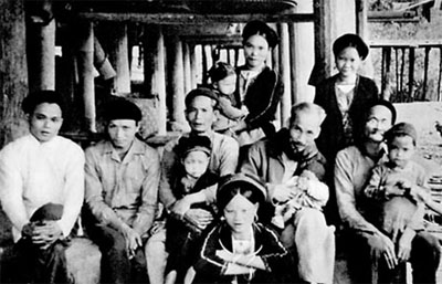 Ở Việt Bắc Bác Hồ thường đến thăm gia đình đồng bào các dân tộc
