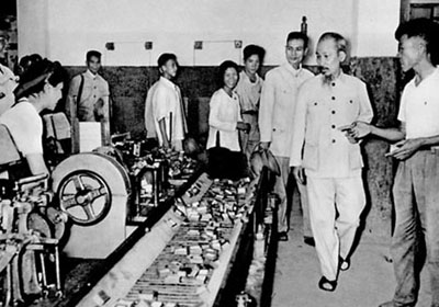 Chủ tịch Hồ Chí Minh thăm nhà máy Diêm Thống Nhất trong những ngày đầu khôi phục kinh tế (1956)