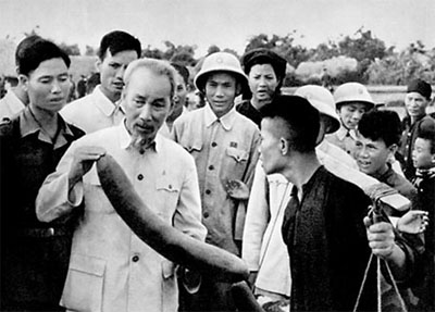 Nhân dân xã Ái Quốc (Hải Dương) báo cáo kết quả sản xuất với Chủ tịch Hồ Chí Minh (1958)