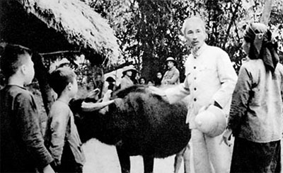 Chủ tịch Hồ Chí Minh đến thăm một gia đình nông dân vừa được chia ruộng đất