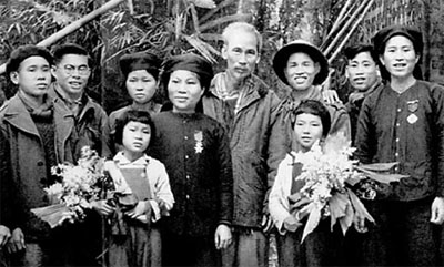 Chủ tịch Hồ Chí Minh với các Đại biểu dự Đại hội Chiến sỹ thi đua và cán bộ gương mẫu toàn Quốc (01-5-1952)