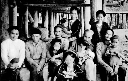 Ở Việt Bắc, Bác Hồ thường đến thăm gia đình đồng bào các dân tộc