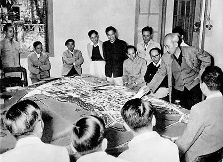 Xem hình mẫu xây dựng Thủ đô Hà Nội, Chủ tịch Hồ Chí Minh dặn dò về vấn đề nhà ở của nhân dân lao động (1959)