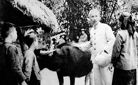Chủ tịch Hồ Chí Minh đến thăm một gia đình nông dân vừa được chia ruộng đất