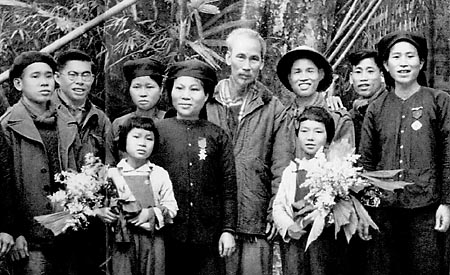 Chủ tịch Hồ Chí Minh với các đại biểu dự Đại hội chiến sỹ thi đua và cán bộ gương mẫu toàn quốc (1-5-1952)