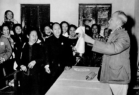 Chủ tịch Hồ Chí Minh rất quan tâm đến việc giải phóng phụ nữ. Năm 1956, Người căn dặn các cán bộ phụ nữ toàn miền Bắc &quot;đoàn kết chặt chẽ, ra sức tham gia xây dựng chủ nghĩa xã hội ở miền Bắc, đấu tranh thống nhất nước nhà và giữ gìn hoà bình thế giới. Là con cháu xứng đáng của bà Trưng, bà Triệu, chắc các cô sẽ hoàn thành thắng lợi nhiệm vụ vẻ vang ấy