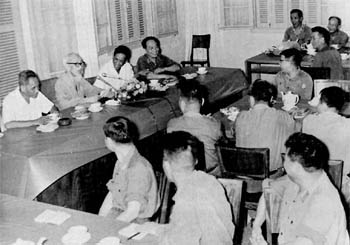 Bác tại cuộc gặp mặt của cán bộ cao cấp toàn quân (5-1969)