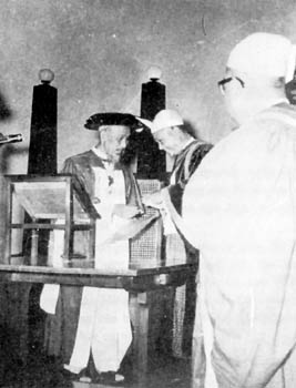 Chủ tịch Hồ Chí Minh trong buổi lễ nhận bằng tiến sĩ luật khoa danh dự do trường đại học Tổng hợp Rǎnggun (Mianma) trao tặng (12-1958)
