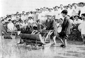 Chủ tịch Hồ Chí Minh tới thăm và sử dụng máy cấy tại trại thí nghiệm lúa thuộc sở Nông lâm Hà nội (1960)