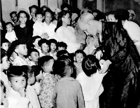 Bác Hồ tới thăm các cháu thiếu nhi miền Nam tập kết ra Bắc ở tỉnh Thanh Hoá (1957)