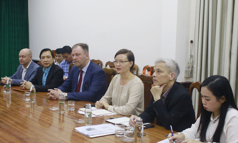 https://quangbinh.gov.vn/documents/35002/4370587/LamviecPhanLan.jpg/581a4889-2caa-7c9d-d3cc-52a6035439c8?t=1680077872338