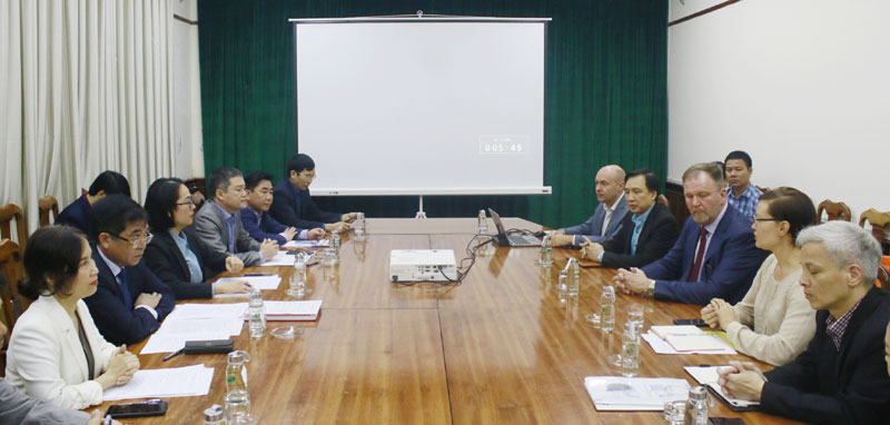 https://quangbinh.gov.vn/documents/35002/4370587/LamviecPhanLan1.jpg/4d73decc-9176-4947-f1de-c1e7439e98d0?t=1680077839447