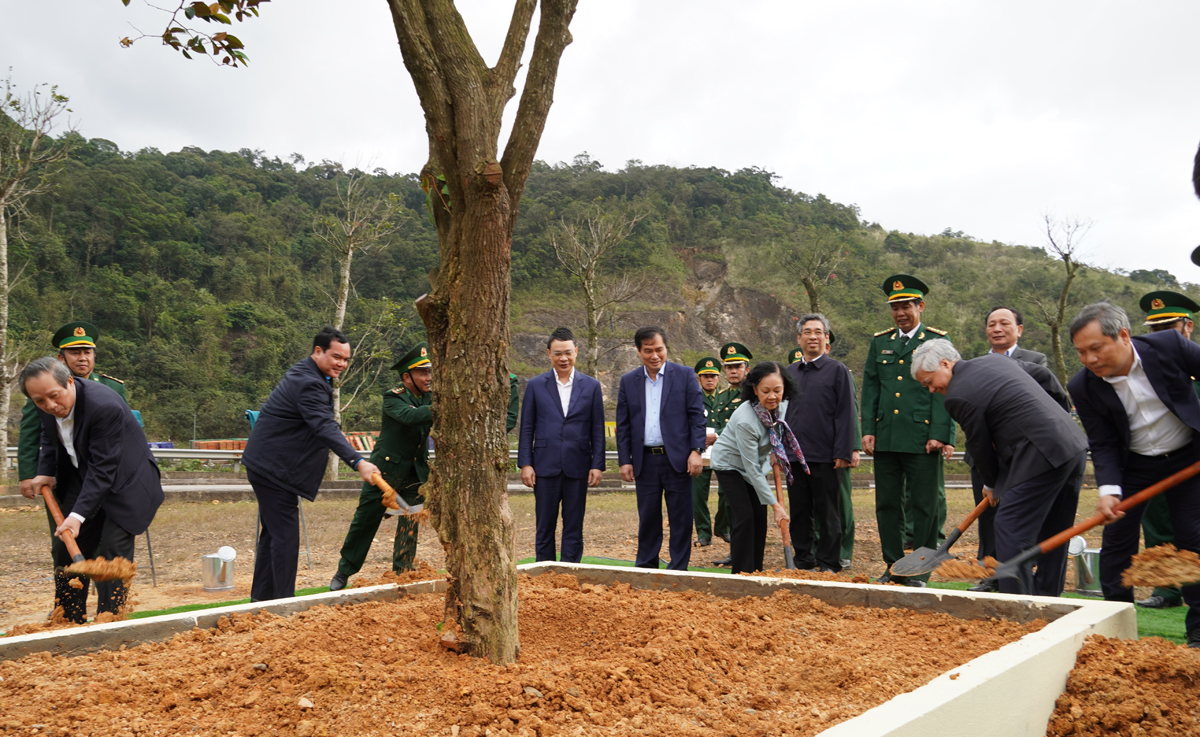 https://quangbinh.gov.vn/documents/35002/5669706/ct+8.jpg/dcfc6646-e65c-6aff-aa70-5ec89072557a?t=1705087147595